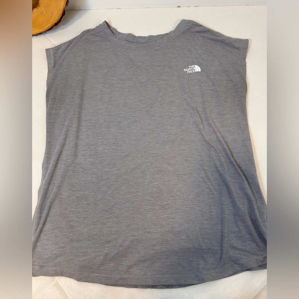 The North Face Wander Slitback Gray Short Sleeve Athletic shirt Women’s Medium